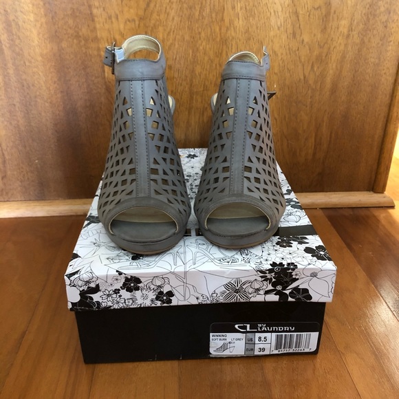 *BRAND NEW* Size 8.5 CL Heels - Picture 2 of 3